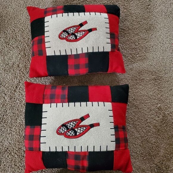Cute Christmas toss pillows pair of 2 - Picture 1 of 3